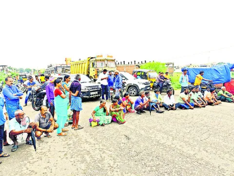 యూరియా కోసం రైతుల ఆందోళన