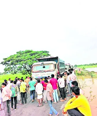 ప్రధాన రహదారిపై మొరాయించిన లారీ