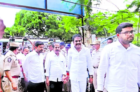 విచారణకు హాజరైన పీఆర్కే సోదరులు 