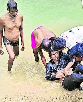 సాగర్‌ కాల్వలో ముగ్గురు విద్యార్థుల గల్లంతు 