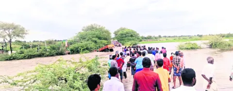 కేజీ రోడ్డుపై రాకపోకలు బంద్‌ 
