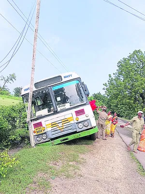అదుపుతప్పిన ఆర్టీసీ బస్సులు 