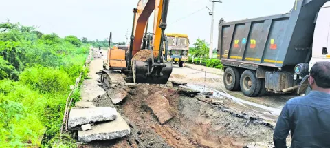 మరింత కుంగిన మోత్కూరు చెరువు కట్ట రోడ్డు