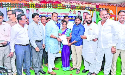 పేదల సొంతింటి కల నెరవేరుస్తాం