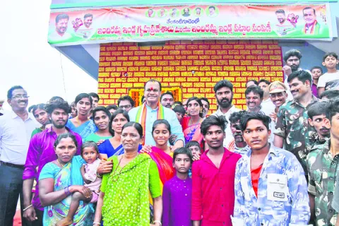 అట్టహాసంగా గృహప్రవేశాలు
