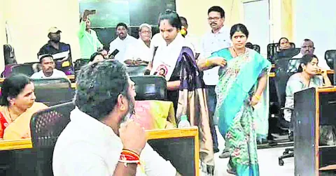 నర్సీపట్నం టీడీపీలో లుకలుకలు 