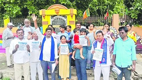 టీడీపీ నాయకుడి దౌర్జన్యంపై బాధితుల నిరసన