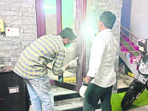 ఇంట్లో అర కిలో బంగారం, వెండి చోరీ
