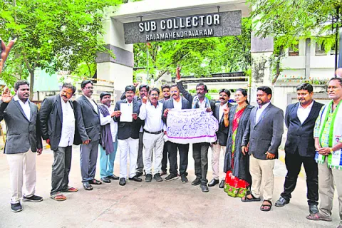 ప్రభుత్వ వైద్య కళాశాలల  ప్రైవేటీకరణ తగదు 