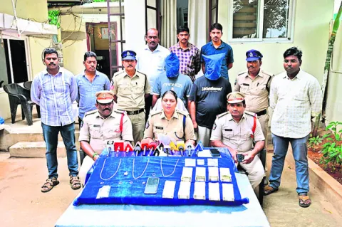 అంతర్‌రాష్ట్ర దొంగల అరెస్టు 