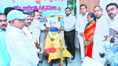 లక్ష్మణ్‌ బాపూజీని స్ఫూర్తిగా తీసుకోవాలి