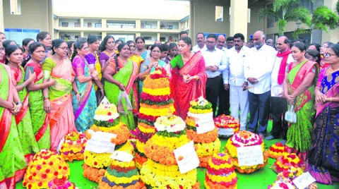 తెలంగాణ సంస్కృతికి  ప్రతీక బతుకమ్మ : కలెక్టర్‌