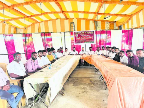 రాజకీయాల్లో యువతను ప్రోత్సహించాలి