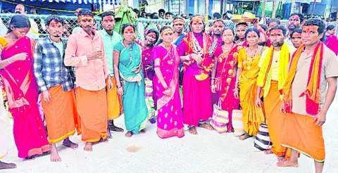 దుర్గమ్మను దర్శించుకున్న చత్తీస్‌ఘడ్‌ వాసులు