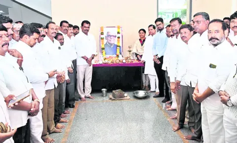 బాపూజీ ఆశయ సాధనకు కృషి చేయాలి 