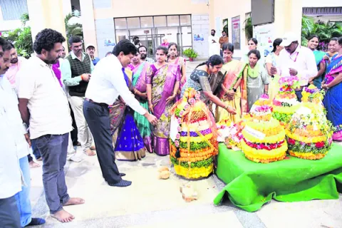 తీరొక్క పువ్వేసి చందమామ.. 
