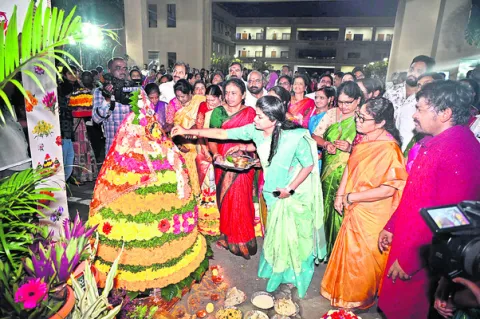 పూలను పూజించే పండుగ బతుకమ్మ