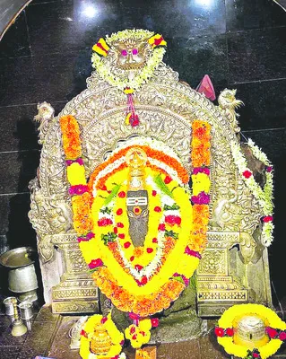 మహిషాసుర మర్దినికి దండ వేసేందుకు వేలం 