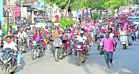 దసరా ఆఫర్‌.. లాఠీచార్జీ 