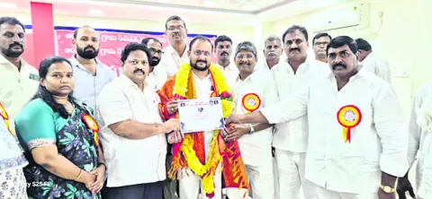 వీఆర్వోల అసోసియేట్‌ అధ్యక్షుడిగా శ్రీనివాసరావు ఎన్నిక 