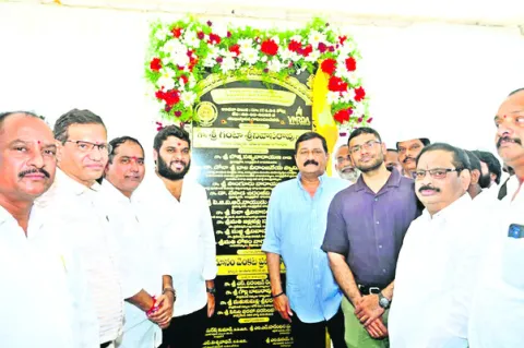 ఏడు రోడ్ల నిర్మాణ పనులు ప్రారంభం 