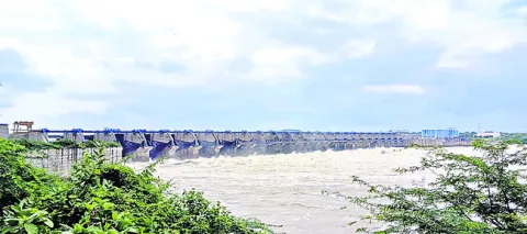 18 గేట్ల ద్వారా ‘పులిచింతల’ నీటి విడుదల