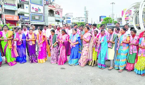 మహిళలకు ప్రభుత్వం క్షమాపణ చెప్పాలి