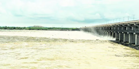 ‘ఎల్లంపల్లి’ 43 గేట్ల ఎత్తివేత