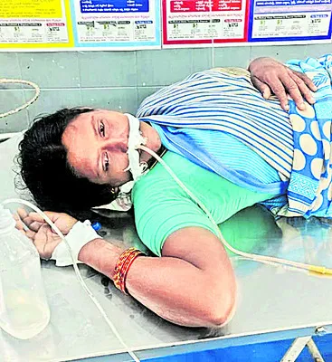 మచిలీపట్నంలో మహిళ ఆత్మహత్యాయత్నం 