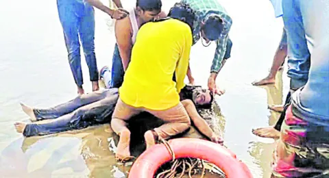 బీచ్‌లో గల్లంతైన వ్యక్తి – కాపాడిన పోలీసులు 