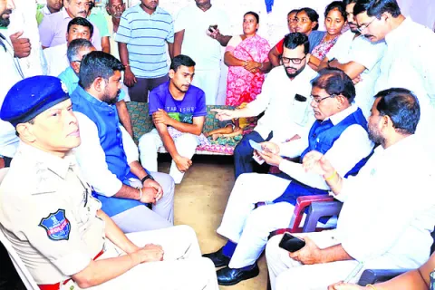 వాడపల్లి ఎస్‌ఐని సస్పెండ్‌ చేయాలి