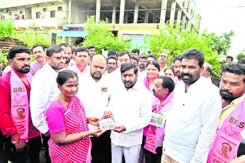 హామీలను గాలికొదిలేసిన కాంగ్రెస్‌