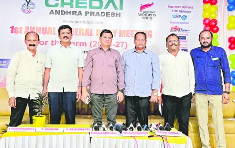 మధ్యతరగతికి అందుబాటులో భవనాల నిర్మాణం