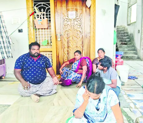 మాజీ సర్పంచ్‌ కుటుంబం గ్రామ బహిష్కరణ