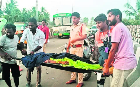వేర్వేరు రోడ్డు ప్రమాదాల్లో ఇద్దరి మృతి