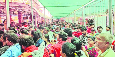 వాడపల్లి వెంకన్నకు దసరా శోభ