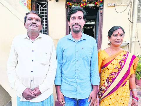   గీత కార్మికుడి ఇంట ఎకై ్సజ్‌ ఎస్సై
