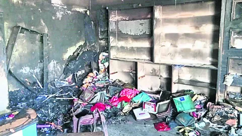 బ్యాంగిల్‌ షాపు దగ్ధం 
