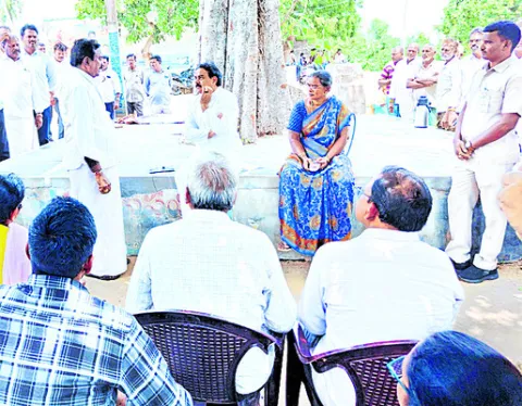 లంక గ్రామాల్లో మంత్రి పర్యటన 
