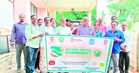 ఉద్యోగులకు పెండింగ్‌  వేతనాలు ఇవ్వాలి 
