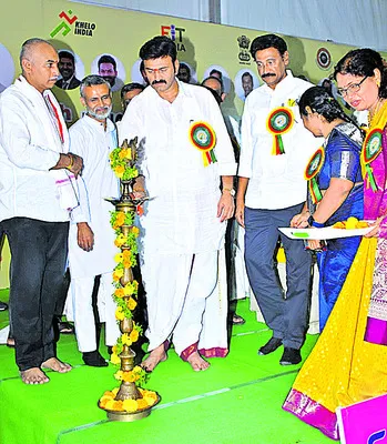 కారు ఢీకొని మహిళ మృతి 