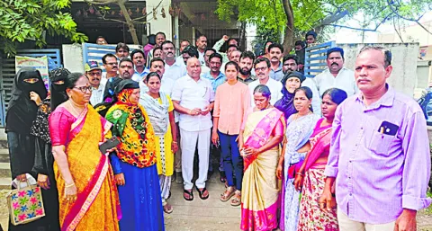 పాఠశాల విద్యపై మంత్రి చూపే శ్రద్ధ ఇదేనా?