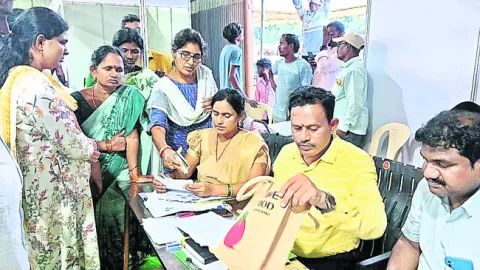 లాటరీ ద్వారా డ్వాక్రా బజార్‌ స్టాల్స్‌ కేటాయింపు 