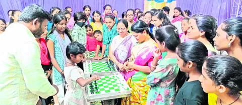 బాలికలు, మహిళలకు జిల్లా స్థాయి చెస్‌పోటీలు