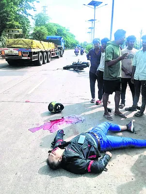 రోడ్డు ప్రమాదంలో నేవీ ఉద్యోగి దుర్మరణం