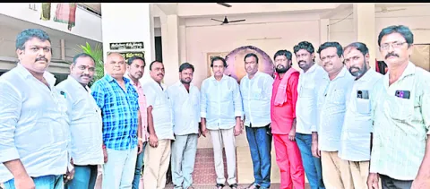 మాజీ మంత్రి కురసాలను కలిసిన బొడ్డేడ 