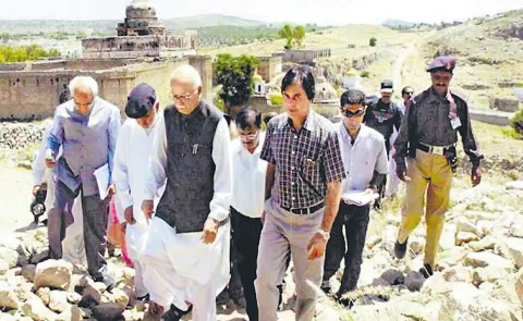 Sakshi Guest Column On LK Advani Pak Tour In 2005