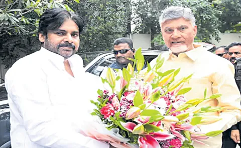 Chiranjeevi Fans Dissatisfaction and Kapu community against Pawan Kalyan