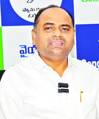 దిగజారుడు రాజకీయాలు చేస్తున్నారు