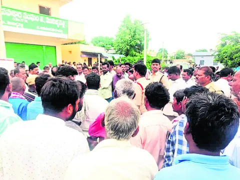 ప్రధాన రహదారిపై రాస్తారోకో..
